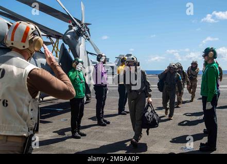 220614-N-DW158-1066 MARE DELLE FILIPPINE (14 giugno 2022) il capo Justin Issler, ha lasciato, ufficiale esecutivo degli Stati Uniti L'unica portaerei della Marina, la USS Ronald Reagan (CVN 76), saluta la Rear ADM. Robert Clark, Center, Vice Commander, U.S. 7th Fleet e Brig. Il generale Akshai Gandhi, Capo di Stato maggiore della South Carolina Air National Guard, mentre cammina attraverso i sideboys arcobaleno dopo essere arrivati sul ponte di volo della nave durante l'esercizio Valiant Shield 22. Esercizi come Valiant Shield consentono alla Joint Task Force del comando Indo-Pacific di integrare le forze di tutti i rami del servizio al c Foto Stock