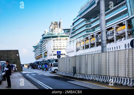 Roma, Italia - 10 giugno 2016: Navi da crociera ancorate nel porto di Civitavecchia, nei pressi di Roma. Foto Stock