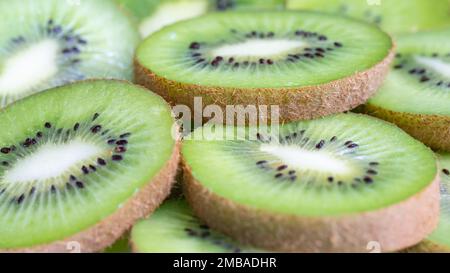 Fette di kiwi impilate in un macro, sfondo e texture foto shot. Foto Stock