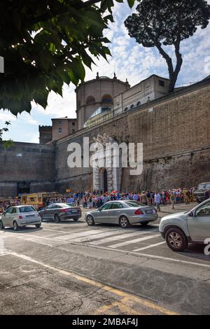 Roma, Italia - 10 giugno 2016: Turisti e residenti locali camminano lungo una strada trafficata vicino al Vaticano a Roma. Foto Stock