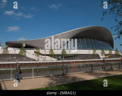 London Aquatics Centre, Carpenters Road, Queen Elizabeth Olympic Park, Newham, Greater London Authority, 2014. Il London Aquatics Centre visto da est attraverso il fiume Waterworks. Il London Aquatics Centre è stato completato nel 2011 ed è stato uno dei principali luoghi di ritrovo delle Olimpiadi e delle Paraolimpiadi estive del 2012. È stato riaperto al pubblico nel marzo 2014. Foto Stock