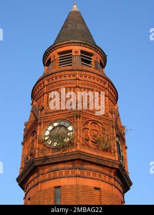 JaME Masjid and Community Centre, Green Lane, Small Heath, Birmingham, 2005. La guglia, il campanile e la banda decorativa della torre dell'orologio dell'ex Biblioteca pubblica e bagni di piccola Heath, visto mentre l'edificio è stato utilizzato come il JaME Masjid e Centro comunitario. Il complesso fu il primo in cui le Biblioteche libere e i Comitati bagni accettarono di combinare siti. Fu costruito nel 1893-1902 in stile gotico-giacobino. La biblioteca è stata ospitata a ovest, apice del sito, il cui centro è stato la torre dell'orologio mostrata in questa fotografia. La sezione più grande, ad est del sito ospitava il pub Foto Stock