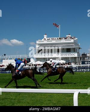 Epsom Racecourse, Prince's Stand, Epsom Downs, Epsom and Ewell, Surrey, 2011. Cavalli che passano davanti allo Stand del Principe all'ippodromo di Epsom il Derby Day. Il Prince's Stand fu costruito nel 1879 ed è una delle più antiche tribune della Gran Bretagna. È elencato grado II. Foto Stock