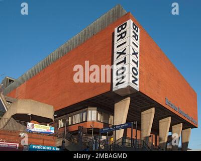 Brixton Recreation Centre, Brixton, Lambeth, Greater London Authority, 2012. Brixton Recreation Centre visto dal sud-est. Il Brixton Recreation Centre è stato aperto nel 1984. L'edificio è stato progettato da George Finch del Lambeth Borough Council Architects’ Department. È considerato uno degli edifici più importanti dell'architetto, ed è stata la prima fase e il fulcro centrale della riprogettazione di Brixton, guidata da Ted Hollamby del Consiglio Borough di Lambeth. È stato classificato al grado II nel 2016. Foto Stock