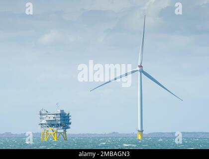 Westermost Rough Wind Farm, 2015. Una vista della sottostazione del collettore e di una turbina eolica 6MW presso la Westermost Rough Wind Farm, con l'East Riding della costa dello Yorkshire in lontananza. Foto Stock