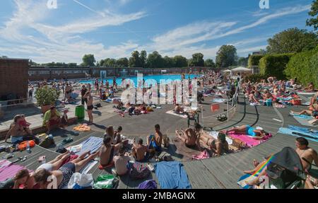 Brockwell Lido, Dulwich Road, Brockwell Park, Lambeth, Greater London Authority, 2012. Brockwell Lido nel Brockwell Park, affollato da persone che prendono il sole e si siedono intorno alla piscina e nella piscina dietro. Il Lido di Brockwell ha aperto nel luglio 1937. È stato progettato da Harry Rowbotham e T L Smithson in uno stile modernista per il London County Council (LCC). Il lido è una delle quattro piscine scoperte costruite, finanziate o gestite da LCC dal 1906 al 1939. È elencato grado II. Foto Stock