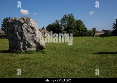 In estate i visitatori del monumento di Avebury Neolitico Henge nel Wiltshire, che contiene il più grande cerchio di pietre megalitiche del mondo Foto Stock