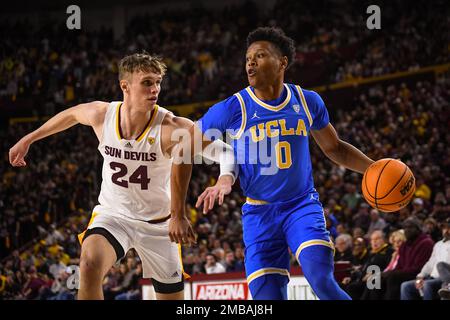 La guardia UCLA Jaylen Clark (0) si dirige verso il paniere nella prima metà della partita di pallacanestro NCAA contro l'Arizona state a Tempe, Arizona, giovedì, Foto Stock