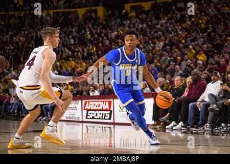 La guardia UCLA Jaylen Clark (0) si dirige verso il paniere nella prima metà della partita di pallacanestro NCAA contro l'Arizona state a Tempe, Arizona, giovedì, Foto Stock