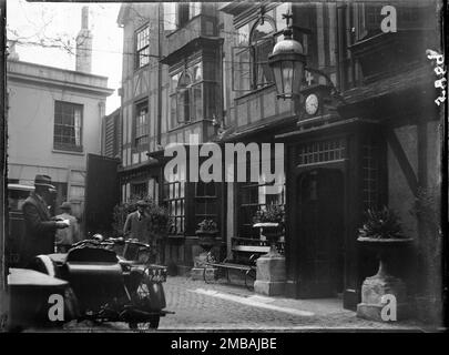 Golden Cross Hotel, Cornmarket Street, Oxford, Oxfordshire, 1928. La zona sud del Golden Cross Hotel vista dal cortile con una moto e sidecar parcheggiato all'esterno. Foto Stock