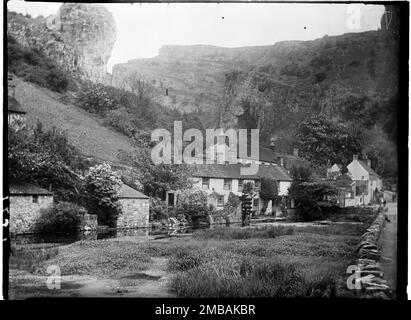 Cheddar, Sedgemoor, Somerset, 1907. Una vista attraverso il laghetto mulino vicino Cox's Mill a Cheddar guardando verso Mark Hole Cottage, Lily Cottage e Lion Rock dal sud-ovest. Foto Stock