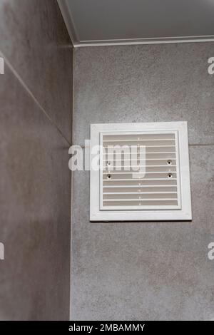 griglia di ventilazione bianca in plastica in bagno. Dispositivo di ventilazione Foto Stock