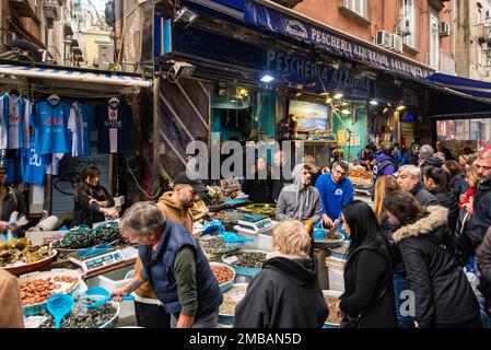 Famoso mercato nel quartiere di Pignasecca nel cuore del centro storico di Napoli Foto Stock