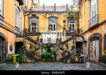 Le scale di Palazzo Marigliano, Napoli, Italia. Palazzo Marigliano è un palazzo storico in stile rinascimentale nel centro di Napoli. Foto Stock