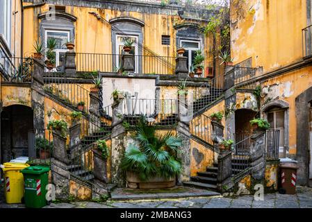 Le scale di Palazzo Marigliano, Napoli, Italia. Palazzo Marigliano è un palazzo storico in stile rinascimentale nel centro di Napoli. Foto Stock