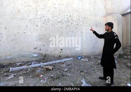 Hyderabad, Pakistan. 20th Jan, 2023. Vista del sito dopo che i terroristi hanno attaccato un check-post nella zona di Jamrud l'ultima notte, a Peshawar Venerdì, 20 gennaio 2023. Tre persone, tra cui due poliziotti e un cuoco, sono state uccise quando i terroristi hanno attaccato un posto di controllo nel tehsil Jamrud del distretto tribale di Khyber il giovedì sera. Credit: Asianet-Pakistan/Alamy Live News Foto Stock