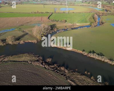 Veduta aerea della confluenza del fiume Lugg con il grande fiume Wye vicino a Mordiford in Herefordshire Regno Unito presa gennaio 2023 Foto Stock