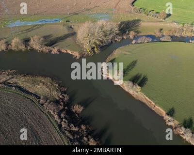 Veduta aerea della confluenza del fiume Lugg con il grande fiume Wye vicino a Mordiford in Herefordshire Regno Unito presa gennaio 2023 Foto Stock