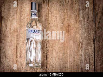 Chisinau, Moldavia 16 novembre 2016: Bottiglia su fondo in legno distribuita in 135 paesi Finlandia è un marchio di vodka finlandese di proprietà del Brown Foto Stock