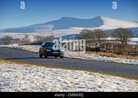 Brecon, Regno Unito. 20th Jan, 2023. Auto che guidano sulla strada vicino Libanus in una splendida giornata di inverni soleggiati nel Parco Nazionale di Brecon Beacons, ancora innevato questo pomeriggio, mentre il clima gelido continua. Credit: Phil Rees/Alamy Live News Foto Stock