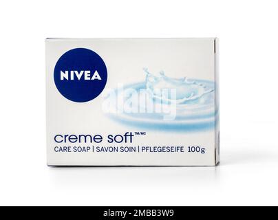 CHISINAU, MOLDOVA - 25 marzo 2016: Vista della saponetta Nivea Care isolata su sfondo bianco con percorso di ritaglio. NIVEA è un marchio di proprietà di Beiersdorf Foto Stock