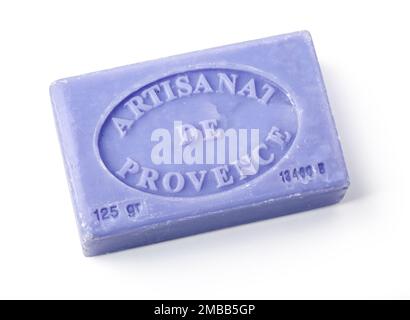 Chisinau, Moldova - 25 marzo 2016: La Maison du Savon Marsiglia Lavande sapone profumato isolato su sfondo bianco con percorso di ritaglio Foto Stock