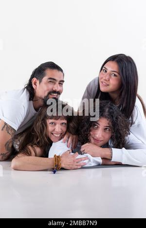 Ritratto di un gruppo di amici yoga che guardano la fotocamera su sfondo bianco. Foto da studio. Copia spazio Foto Stock