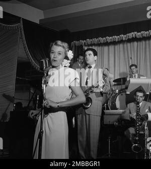 Ritratto di June Christy, Georgie Auld, e Red Rodney, Club Troubadour, New York, N.Y., ca. Settembre 1947. Foto Stock