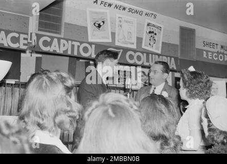 Ritratto di Tommy Dorsey e William P. Gottlieb, negozio di dischi, Washington, D.C., ca. 1940. Foto Stock