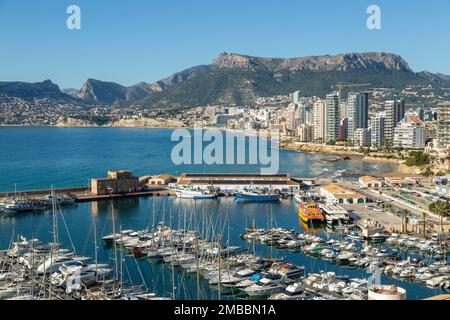 La bella città di Calpe e il suo porto con la collina Sierra de Oltá, sullo sfondo, Alicante, Spagna Foto Stock