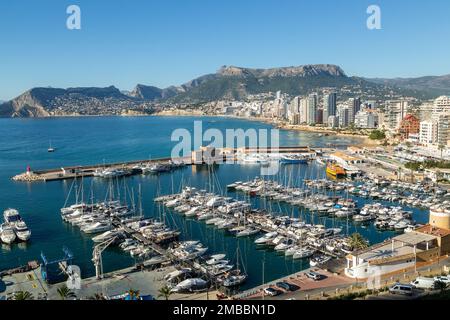 La bella città di Calpe e il suo porto con la collina Sierra de Oltá, sullo sfondo, Alicante, Spagna Foto Stock