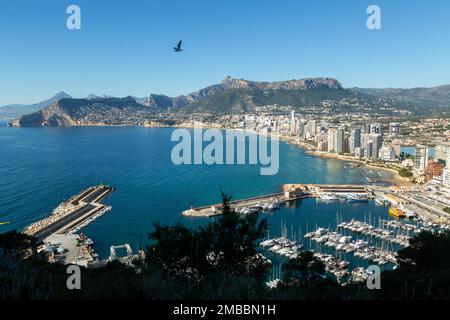 La bella città di Calpe e il suo porto con la collina Sierra de Oltá, sullo sfondo, Alicante, Spagna Foto Stock