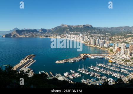 La bella città di Calpe e il suo porto con la collina Sierra de Oltá, sullo sfondo, Alicante, Spagna Foto Stock