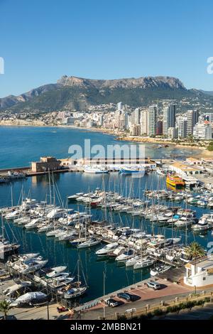 La bella città di Calpe e il suo porto con la collina Sierra de Oltá, sullo sfondo, Alicante, Spagna Foto Stock