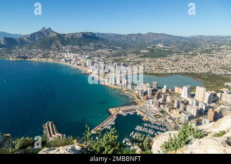 La città di Calpe vista dalla cima del massiccio affioramento calcareo Penon de Ifach Foto Stock