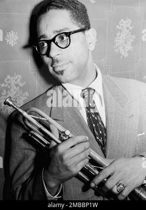 Ritratto di Dizzy Gillespie, Famous Door, New York, N.Y., ca. Giugno 1946. Foto Stock