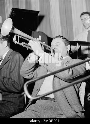 Ritratto di Max Kaminsky e Dave Tough, Eddie Condon's, New York, N.Y., ca. Dic. 1946. Foto Stock