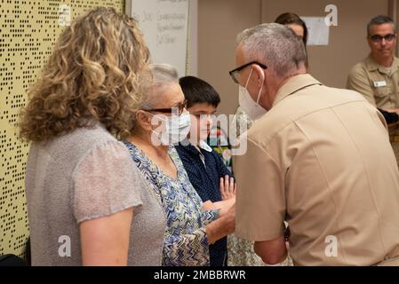 220614-N-DD694-1016 WASHINGTON (14 giugno 2022) Capitano Ken Collins, al centro a destra, ufficiale comandante degli Stati Uniti Navy Band, presenta alla madre del Senior Chief Musician Luis Hernandez un certificato di apprezzamento alla sua cerimonia di pensionamento. Hernandez si ritirò dalla Navy Band dopo 26 anni di servizio. Foto Stock