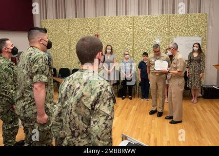 220614-N-DD694-1011 WASHINGTON (14 giugno 2022) Capitano Ken Collins, al centro a destra, ufficiale comandante degli Stati Uniti Navy Band, assegna la Medaglia alla Comendation della Marina e del corpo dei Marine al Senior Chief Musician Luis Hernandez durante la sua cerimonia di ritiro. Hernandez si ritirò dalla Navy Band dopo 26 anni di servizio. Foto Stock