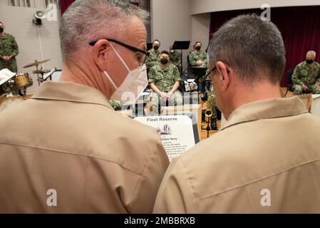 220614-N-DD694-1030 WASHINGTON (14 giugno 2022) il capitano Ken Collins, partito, ufficiale comandante degli Stati Uniti Navy Band, presenta il certificato di Fleet Reserve al Senior Chief Musician Luis Hernandez durante la sua cerimonia di pensionamento. Hernandez si ritirò dalla Navy Band dopo 26 anni di servizio. Foto Stock