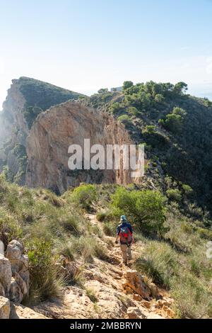 Camminando lungo il sentiero nel Parco Naturale Serra Gelada vicino a Benidorm, Spagna. Foto Stock