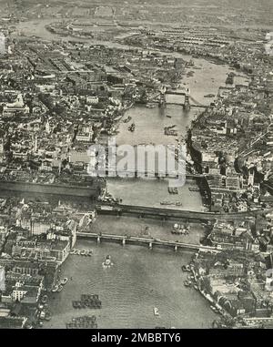 "The Great Street lastricato d'acqua" il Tamigi da Southwark a Blackwall, 1937. Vista aerea del Tamigi con Tower Bridge, London Bridge, Cannon Street Railway Bridge e Southwark Bridge. Da "The Said Noble River", da Alan Bell. [The Port of London Authority, Londra, 1937] Foto Stock