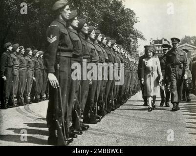 "Ispezione delle guardie granatiere - maggio 1945", 1947. La futura regina Elisabetta II esamina le truppe durante la seconda guerra mondiale. Da "Principessa Elisabetta: La storia illustrata di ventuno anni nella vita dell'erede presuntivo", di Dermot Morrah. [Odhams Press Limited, Londra, 1947] Foto Stock