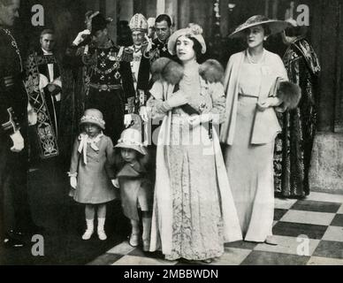 Giubileo d'argento di Giorgio V e della Regina Maria, 6 maggio 1935 (1947). Servizio del giorno del Ringraziamento presso la Cattedrale di San Paolo. Il Duca e la Duchessa di York, (in seguito Re Giorgio VI e Regina Elisabetta), con la Principessa Elisabetta (futura Regina Elisabetta II) e la sorella minore Principessa Margaret Rose. Sono raffigurati anche il Duca e la Duchessa di Kent e il Vescovo di Londra. Da "Principessa Elisabetta: La storia illustrata di ventuno anni nella vita dell'erede presuntivo", di Dermot Morrah. [Odhams Press Limited, Londra, 1947] Foto Stock