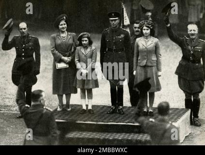 «Suo sedicesimo compleanno», 21 aprile 1942, (1947). Re Giorgio VI e Regina Elisabetta con le figlie Principessa Elisabetta (futura Regina Elisabetta II) e Principessa Margaret Rose. "Come colonnello delle Guardie Grenadier, la principessa ispeziona il suo reggimento in una speciale parata di compleanno". Da "Principessa Elisabetta: La storia illustrata di ventuno anni nella vita dell'erede presuntivo", di Dermot Morrah. [Odhams Press Limited, Londra, 1947] Foto Stock