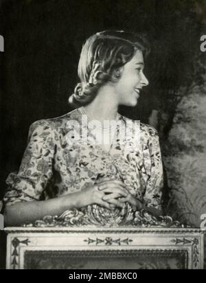 'Birthday Portrait - 21st April, 1944', 1947. Principessa Elisabetta (futura Regina Elisabetta II) all'età di 18 anni. Da "Principessa Elisabetta: La storia illustrata di ventuno anni nella vita dell'erede presuntivo", di Dermot Morrah. [Odhams Press Limited, Londra, 1947] Foto Stock