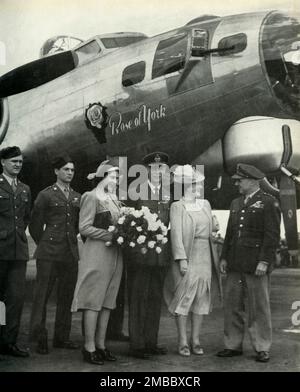 "Naming an American Bomber", 6 luglio 1944, (1947). Re Giorgio VI e Regina Elisabetta con la figlia principessa Elisabetta (futura Regina Elisabetta II) in una stazione di bombardieri dell'USAAF. La principessa battezzò una nuova Fortezza volante, "Rosa di York", e fu presentata con un bouquet di rose bianche. Qui, lei e i suoi genitori sono visti con il Lt.-Generale Doolittle, comandante delle forze aeree del 8th. Da "Principessa Elisabetta: La storia illustrata di ventuno anni nella vita dell'erede presuntivo", di Dermot Morrah. [Odhams Press Limited, Londra, 1947] Foto Stock