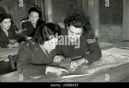 'Formazione per essere un A.T.S. Ufficiale - Aprile, 1945', 1947. Principessa Elisabetta (futura Regina Elisabetta II) imparare la lettura di mappe nel Servizio Territoriale ausiliario, durante la seconda guerra mondiale. Da "Principessa Elisabetta: La storia illustrata di ventuno anni nella vita dell'erede presuntivo", di Dermot Morrah. [Odhams Press Limited, Londra, 1947] Foto Stock