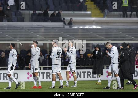 Bergamo, Italia. 19th Jan, 2023. Italia, Bergamo, 14 2023 gennaio: I giocatori di Spezia salutano i fan negli stand alla fine del gioco di calcio ATALANTA vs SPEZIA, last16 Coppa Italia 2022-2023 Gewiss Stadium (Photo by Fabrizio Andrea Bertani/Pacific Press) Credit: Pacific Press Media Production Corp./Alamy Live News Foto Stock