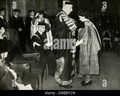 Bachelor of Music', 10 luglio 1946, (1947). La principessa Elisabetta (futura Regina Elisabetta II) ha conseguito la laurea honoris in Bachelor of Music presso la London University. "Il cancelliere, il conte di Athlone, ammette in grado la sua grande nipote”. Da "Principessa Elisabetta: La storia illustrata di ventuno anni nella vita dell'erede presuntivo", di Dermot Morrah. [Odhams Press Limited, Londra, 1947] Foto Stock